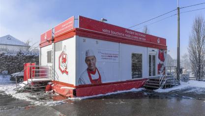 <p>Während der Bauarbeiten (Foto links) werden die Kunden der Metzgerei weiter in einem Container auf dem Parkplatz des Discounters bedient.</p>