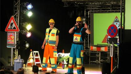 <p>Bobo und Lo(links) tanzen zur Musik von Mirko Braem. In der Session 2014/2015 traten Yannick und Mirko Braem (r.) als Duo Promi Bröör im Bauarbeiter-Outfit auf.</p>