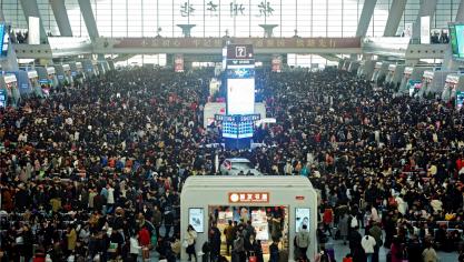 <p>Reisende warten auf ihren Zug an einem Bahnhof, um in ihre Heimatstädte für die Neujahrsfeierlichkeiten zu reisen.</p>