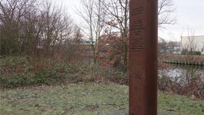 <p>2019: Eine Gedenkstele am Britzer Zweigkanal erinnert an den letzten erschossenen Flüchtling an der Berliner Mauer.</p>