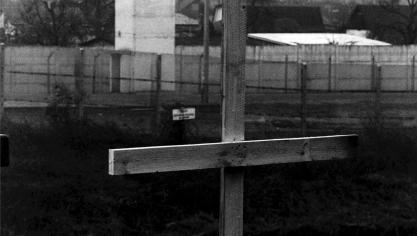 <p>1989: Ein schlichtes Holzkreuz erinnert vor dem Teltow-Kanal im Bezirk Neukölln an den von DDR-Grenzsoldaten erschossenen Chris Gueffroy.</p>