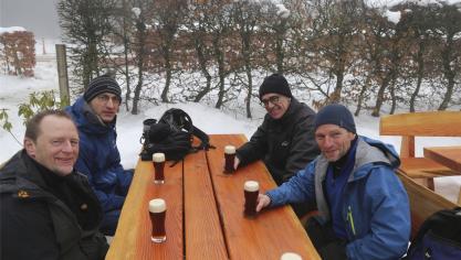 <p>Ein gepflegtes Bier zur Stärkung nach einer langen Wanderung gönnten sich diese vier Gäste auf Ternell.</p>