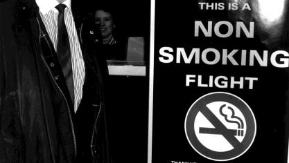 <p>Nichtraucher John Robinson geht auf dem Frankfurter Flughafen Heathrow lächelnd an Bord eines Nichtraucher-Fluges.</p>