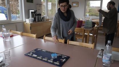<p>Monika Bastin-Veithen, Leiterin der Tagesstätte, zeigt die Piktogramme, die den gesamten Tagesablauf erklären.</p>