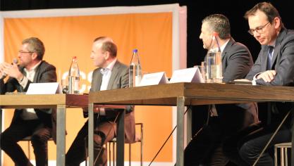 <p>Christdemokratische Unterstützung auf der Bühne: Frank Engel, Chef der CSV in Luxemburg, der EVP-Fraktionsvorsitzende Manfred Weber, der ostbelgische EU-Abgeordnete Pascal Arimont (CSP) und CD&amp;V-Präsident Wouter Beke (von links).</p>