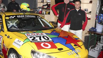 <p>Mit 61 Jahren kehrte die ostbelgische Motorsportlegende Marc Duez, hier mit Olivier Muytjens (r.) in der Box von Pitlane-AMC St.Vith beim VLN-Rennen am Samstag am Nürburgring, als Fahrer auf die Rundstrecke zurück.</p>