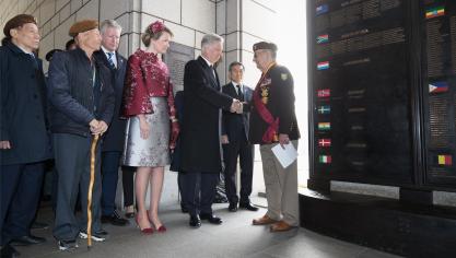 <p>König Philippe und Königin Mathilde mit dem belgischen Koreaveteran Raymon Behr am Kriegerdenkmal in Seoul.</p>