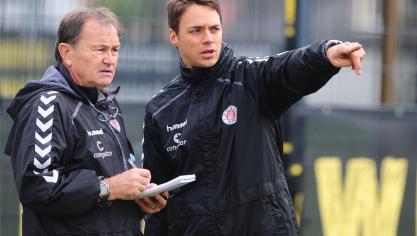 <p>Ex-St.Pauli-Coach Ewald Lienen (links) hat Janosch Emonts (rechts) im Januar 2015 ans Hamburger Millerntor gelotst. Ein paar Monate zuvor war das Duo, das ein ehemaliger Dozent von Emonts zusammengebracht hatte, noch gemeinsam in Rumäniens 1. Liga aktiv.</p>