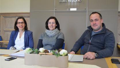 <p>Ratsmitglied Nadja Kaut, Schöffin Sonja Houscheid und KUZ-Leiter Eric Dries (v.l.n.r.) haben gemeinsam an der Ausarbeitung einer Ferienbetreuung für Kinder in der Gemeinde Burg-Reuland gearbeitet.</p>