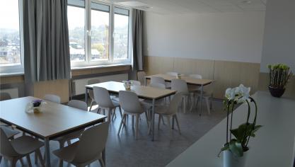 <p>In diesem Aufenthaltsraum können die Patienten zu Mittag essen. Aktivitäten können in diesem großzügigen Raum ebenfalls durchgeführt werden.</p>
