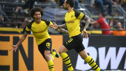 <p>Paco Alcacer und Axel Witsel (links) von Dortmund bejubeln das 1:0 gegen Wolfsburg.</p>