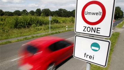 <p>Ein Verkehrsschild weist auf das Einfahren in eine Umweltzone in Deutschland hin. Solche oder ähnliche Schilder dürften ab 1. Januar 2020 auch in Eupen zu finden sein.</p>