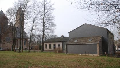 <p>In Bütgenbach gibt es mittlerweile keinen Dorfsaal mehr. Eine der möglichen Optionen wäre es, das Pfarrheim (rechts) auszubauen. Das Thema wurde auf der Generalversammlung der Interessengemeinschaft Bütgenbach-Berg erörtert.</p>