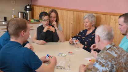 <p>Beim Spielenachmittag in Elsenborn stand bei Jung und Alt auch das Uno-Spiel hoch im Kurs.</p>