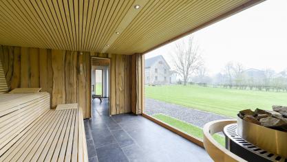 <p>Im Garten kann der Besucher in einer Sauna entspannen.</p>