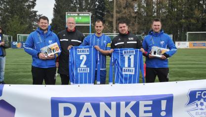 <p>Damien Deroanne (Dritter von links) und Mario Kohnen (Vierter von links) bekamen Trikots mit den Unterschriften der Spieler geschenkt. Deroanne durfte in seinem letzten Heimspiel die Kapitänsbinde überziehen.</p>