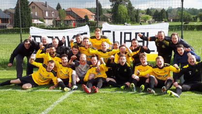<p>Die Bütgenbacher feierten vor dem Banner, das die Fans für ihren Kapitän Raphaël Meyer (Achter von rechts) aufgehangen hatten.</p>