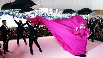 <p>US-Sängerin Lady Gaga kommt zu der „Met Gala“ vor dem Metropolitan Museum of Art in einem meterlangen pinken Kleid.</p>