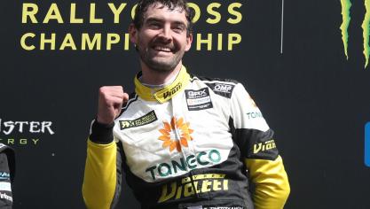 <p>Der Sieger aus Russland auf dem Podium</p>