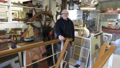 <p>Wie ein Schifffahrtmuseum: Auf einer Werft hat André Paquet mit der Malerei begonnen und noch heute hat er in seinem Haus ein maritimes Umfeld</p>