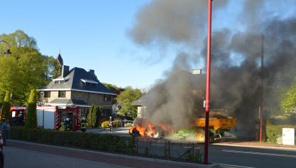 <p>Als die Feuerwehr eintraf, stand der Traktor bereits komplett in Flammen.</p>