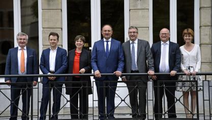 <p>Die wallonische Regierung 2017-2019: René Collin, Carlo Di Antonio, Alda Greoli, Willy Borsus, Pierre-Yves Jeholet, Jean-Luc Crucke und Valérie De Bue (v.l.n.r.)</p>