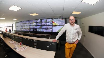 <p>Sven Leufgen an seinem Arbeitsplatz im Race Control Center der Rennstrecke Spa-Francorchamps.</p>