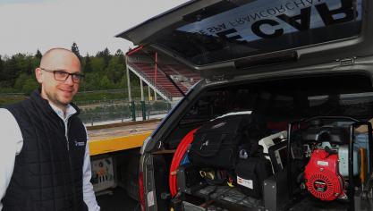 <p>Track Safety Manager Sven Leufgen mit einem der Sicherheitsfahrzeuge der Rennstrecke.</p>
