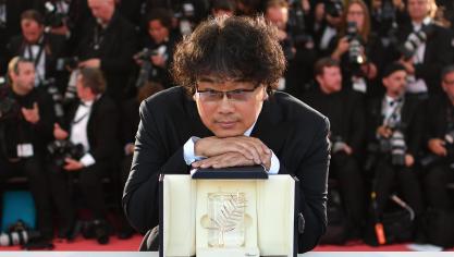 <p>Der südkoreanische Filmemacher Bong Joon-Ho posiert mit seiner Goldenen Palme.</p>
