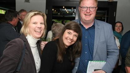 <p>Anne Kelleter (Mitte; links Eupens Bürgermeisterin Claudia Niessen, rechts DG-Spitzenkandidat Freddy Mockel) hatte Grund zur Freude: Die Ecolo-Newcomerin zieht es nach Namur.</p>