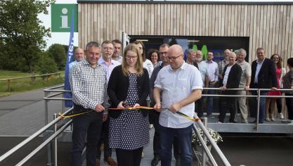 <p>Ein Jahr nach der Inbetriebnahme erfolgte die offizielle Eröffnung des Tourist Info Punkt durch Bürgermeister Erik Wiesemes, Ministerin Isabelle Weykmans und Schöffe Stephan Wiesemes.</p>