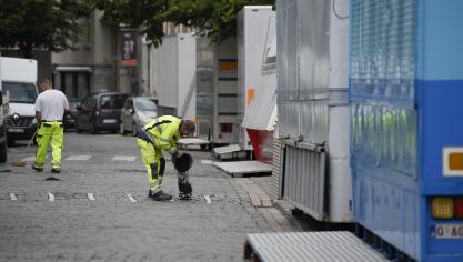 <p>Städtische Mitarbeiter waren am Donnerstag noch damit beschäftigt, kleinere Straßenschäden zu beheben.</p>
