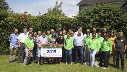 <p>Gruppenbild aller Teilnehmer am Dorfentwicklungspreis 2019: Letztlich machte die Dorfgemeinschaft Montenau-Iveldingen das Rennen.</p>