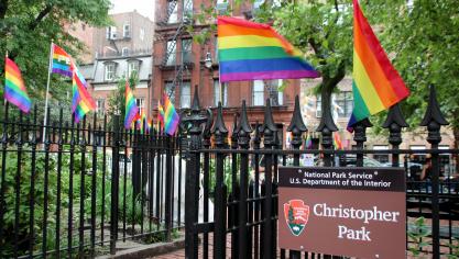 <p>Ein mit Regenbogenfahnen geschmückter Zaun am Christopher Park gegenüber dem Stonewall Inn im Szene-Stadtteil Greenwich Village. Unruhen vor 50 Jahren waren der Funke, der eine internationale Bewegung in Gang setzt.</p>