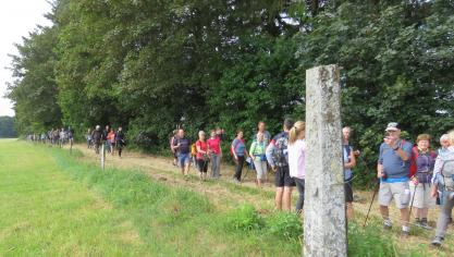 <p>Rund 100 geschichtsinteressierte Wanderer nahmen am Sonntag an der ersten Grenzstein-Wanderung zwischen Schmiede/Luxemburg und Mont-le-Soie entlang der früheren belgisch-preußischen Grenze teil.</p>