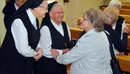 <p>Nach der Segensandacht anlässlich des letzten Karmelfestes im Bütgenbacher Kloster war die Wiedersehensfreue groß: Schwester Franziska und Schwester Agneta im Gespräch mit einer Besucherin.</p>