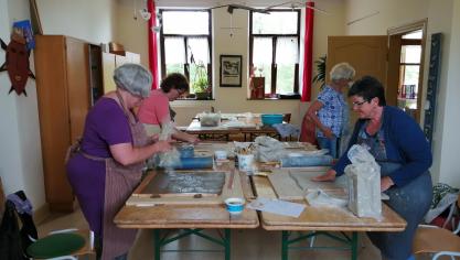 <p>Sommeratelier „Kunst im Dorf“ in Neundorf: In dem Kurs „Keramik für Haus und Garten“ arbeiten dieses Jahr vier Frauen gemeinsam mit der Kursleiterin Marianne Weidner.</p>
