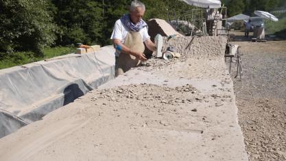 <p>„Kleinstes Land, größter Stein“: Bertrand Ney aus Berchem schafft aus einem 15,5 Tonnen schweren Sandstein einen fünf Meter hohen „Wegweiser“.</p>