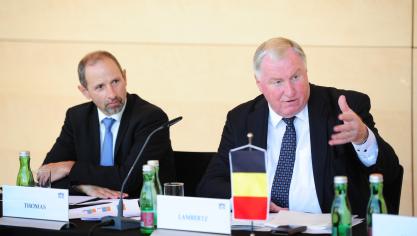 <p>Parlamentspräsident Karl-Heinz Lambertz und Greffier Stephan Thomas beim Meinungsaustausch zum Thema Antisemitismus.</p>