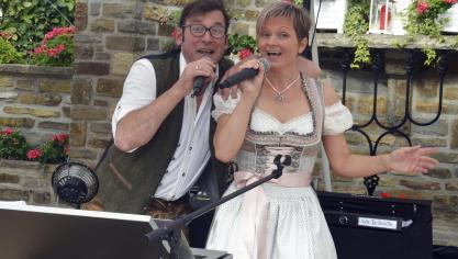 <p>Das Duo Wa-Ta-Touille (Tanja Mayer und Walter Wio) unterhielt die Gäste mit kölschen und Tiroler Klängen.</p>