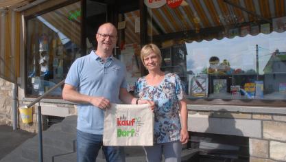 <p>Das Kaufhaus Leyens in Weywertz (hier Inhaberin Bernadette Leyens mit dem Schöffen Stephan Noel) ist eines der Geschäfte in der Gemeinde Bütgenbach, die sich über die Initiative „Ich kauf’ im Dorf“ freuen.</p>