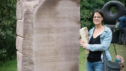 <p>Sandrine Brasseur, Bildhauerin aus Lüttich, liebt die Arbeit mit großen Steinen. Ihr Kunstwerk wird in Welchenhausen bleiben.</p>