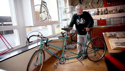 <p>Jean-Marie Gobert mit dem Tandem, das sich ein passionierter Radfahrer aus Spa bauen ließ, dessen Sehkraft nachgelassen hatte.</p>
