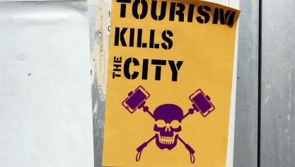 <p>Manchmal bekommen Touristen den Ärger auch deutlich zu sehen - wie hier auf diesem Aufkleber mit der Aufschrift Tourismus tötet die Stadt.</p>