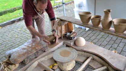 <p>Maarten Damen aus Roermond zeigt wie das Keramikhandwerk einst war.</p>