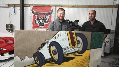 <p>Eine besondere Überraschung hatte Björn Arens (rechts) für die Roller Bulls parat. Das von seinem Chefdesigner Roland Groteclaes angefertigte Gemälde erbrachte bei der Versteigerung 720 Euro für den Bulls-Transporter.</p>