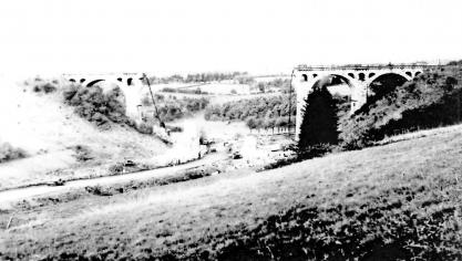 <p>September 1944: Unmittelbar nach der Sprengung hingen an beiden Seiten noch die abgestürzten Gleise. Foto: privat</p>