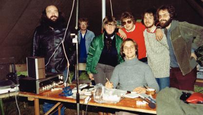 <p>Distel-Mitstreiter bei einem Außentermin. Der freie Radiosender war Anfang der 1980er Jahre aus einem Seminar der Volkshochschule hervorgegangen.</p>