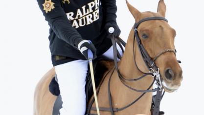 <p>Polospieler Michael Bickford vom Team Ralph Lauren beim Polo-Weltcup. Bis heute ist der Polospieler das Markenzeichen von Designer Ralph Lauren und prangt auf Hemden und T-Shirts mit Kragen weltweit – dabei hat Lauren selbst nie Polo gespielt.</p>