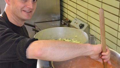 <p>Das Berufsbild wandelt sich. Thomas Gritten verkauft heute eher literweise Suppe als Suppenfleisch.</p>
